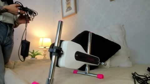  Caroline  online show from April 1, 11:44 am