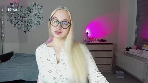 Cassie Rosss online show from January 14, 12:00 am