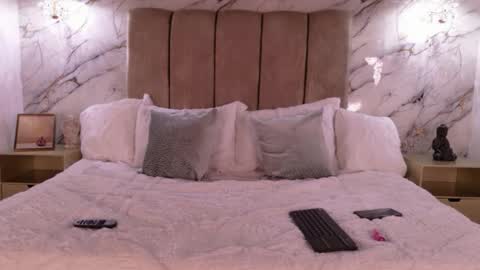 catalinareyes_ online show from April 14, 8:09 pm