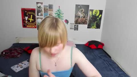 cattie_w_ online show from March 14, 3:18 am