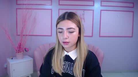 Snapshot of channel_blonde_a chatting on December 13, 4:49 pm channel_blonde_a online show from December 13, 4:49 pm