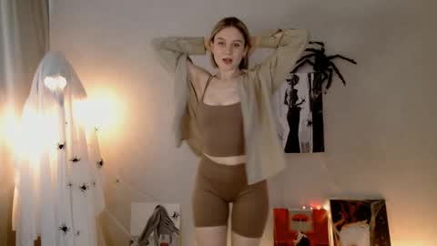 Michelle  online show from November 3, 5:33 am