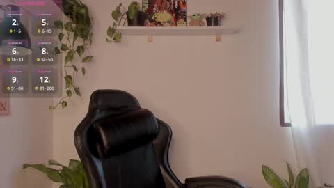 Snapshot of cherrybr_ chatting on October 19, 9:39 pm Cherry Lady online show from October 19, 9:39 pm