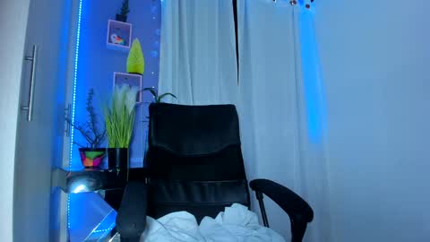 Snapshot of chloe_sweet7 chatting on December 19, 5:29 am Chloe Miller  online show from December 19, 5:29 am