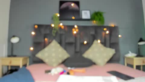 C H L O E  online show from February 5, 11:35 am