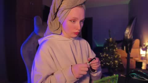 Snapshot of chloegins chatting on December 28, 3:26 pm chloegins online show from December 28, 3:26 pm
