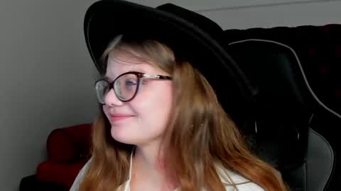 ChloeHalses online show from April 19, 5:02 pm