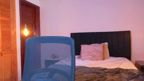 ChloeTurner  online show from March 9, 9:18 pm