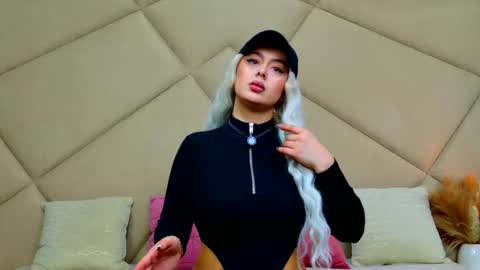 Chloe Vee online show from February 9, 6:15 am