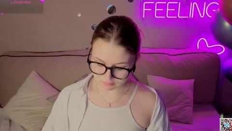 Snapshot of christine_wallker chatting on October 7, 1:21 am christine_wallker online show from October 7, 1:21 am