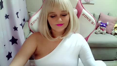 Snapshot of christirose chatting on December 29, 8:33 am Christi online show from December 29, 8:33 am