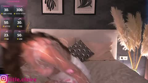 Snapshot of claire_amoure chatting on December 17, 5:29 am Claire online show from December 17, 5:29 am