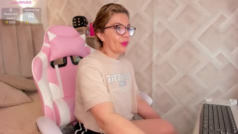 clhoe_johnson_ online show from January 17, 2:13 pm