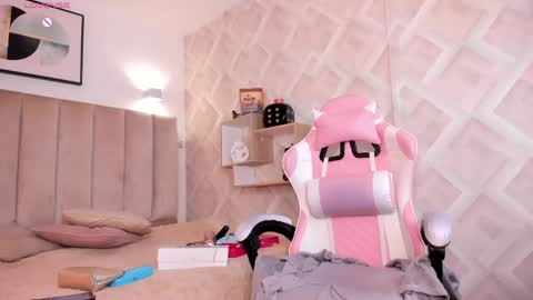 clhoe_johnson_ online show from May 27, 12:24 pm