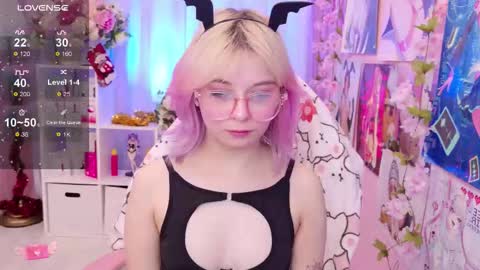 Mia online show from December 5, 4:08 pm