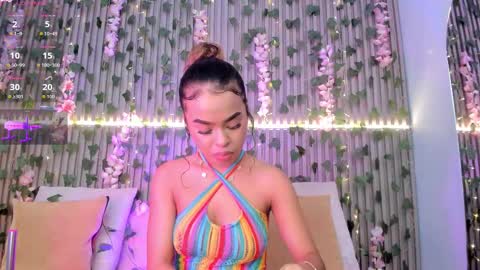 coralineross_ online show from October 28, 11:16 am