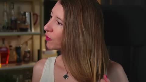 Snapshot of creme_dela_creme chatting on October 3, 5:51 pm Quinn de la Creme online show from October 3, 5:51 pm