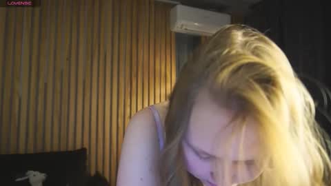 crystallpaws_ online show from December 23, 6:17 am