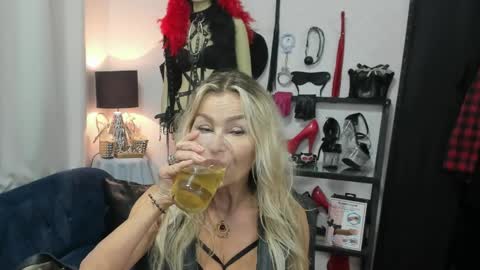 CrystalHotty online show from May 27, 4:31 am