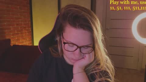 Snapshot of cute_darina chatting on December 14, 1:27 am Everyday stream in the same time online show from December 14, 1:27 am
