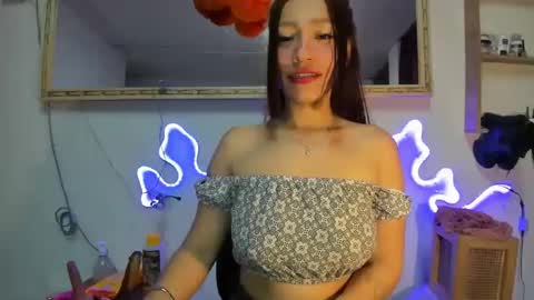 Snapshot of cute_zoe1 chatting on February 22, 11:54 pm cute_zoe1 online show from February 22, 11:54 pm