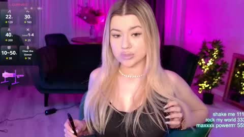 cutiepie69__ online show from April 12, 7:16 pm