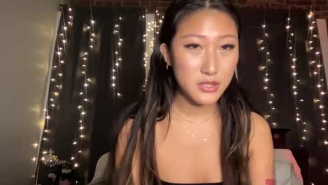 Daisy Kim online show from February 16, 5:04 am