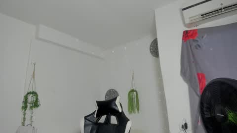 dakota_x18 online show from November 8, 8:25 pm