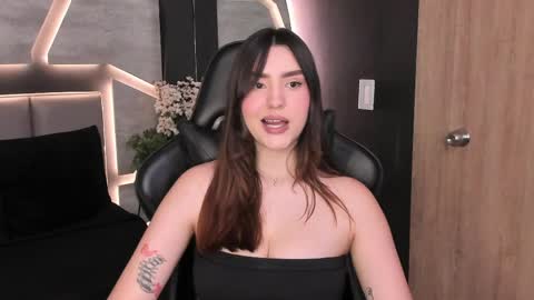 Dakota  online show from April 25, 8:39 pm