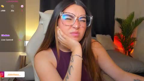 dakottaa__ online show from March 19, 12:04 am