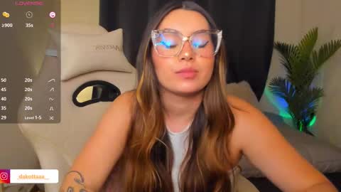 dakottaa__ online show from March 11, 12:48 am