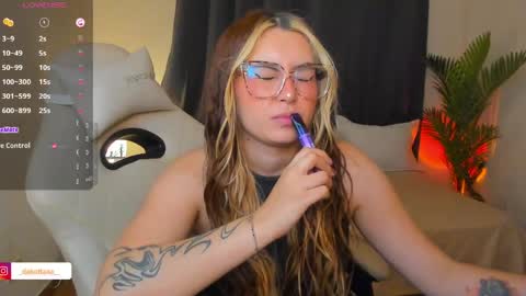 dakottaa__ online show from May 31, 2:28 am