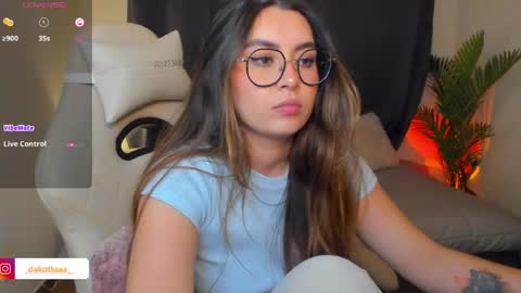 dakottaa__ online show from April 21, 12:14 am