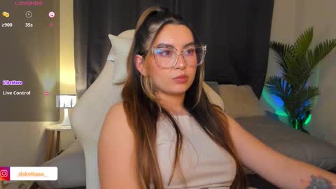 dakottaa__ online show from March 8, 1:35 am