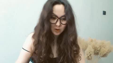 Snapshot of dalidayes chatting on December 6, 5:53 am Dali online show from December 6, 5:53 am
