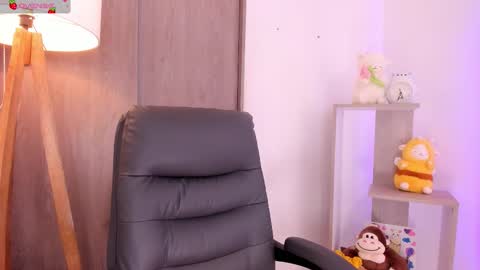 Danielle Rose online show from October 17, 11:30 pm