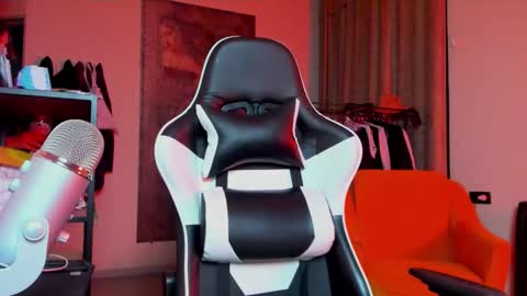 Snapshot of darkside_tailor chatting on October 13, 4:53 pm Miss Tailor  online show from October 13, 4:53 pm