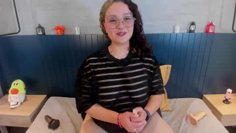 Snapshot of davis_emma chatting on October 12, 6:05 am Emma online show from October 12, 6:05 am