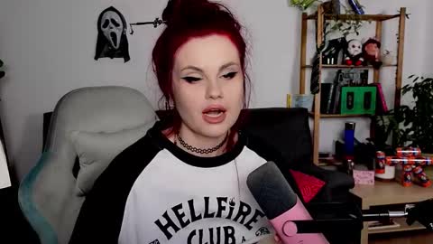 dellacrush_ online show from November 17, 3:57 pm