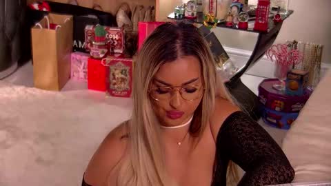 Ela online show from December 22, 11:30 pm