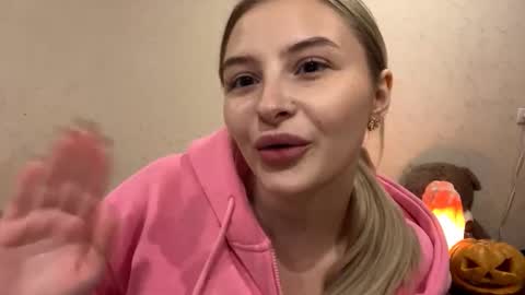 Vi  Victoria online show from October 30, 3:46 pm