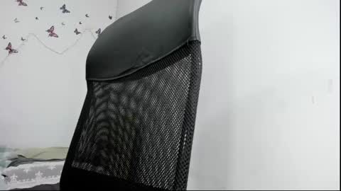 Snapshot of desirehugeboobs4you chatting on February 28, 3:04 am Nicky online show from February 28, 3:04 am