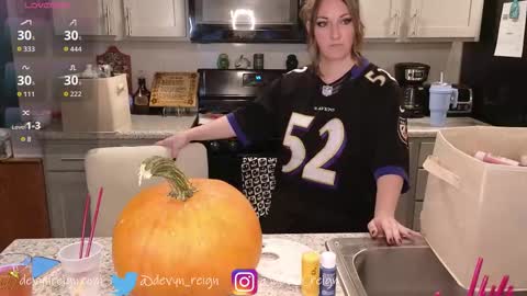 Snapshot of devynreign chatting on October 31, 12:23 am Devyn Reign online show from October 31, 12:23 am