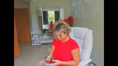 diosadeluniverso_ online show from April 12, 7:27 pm