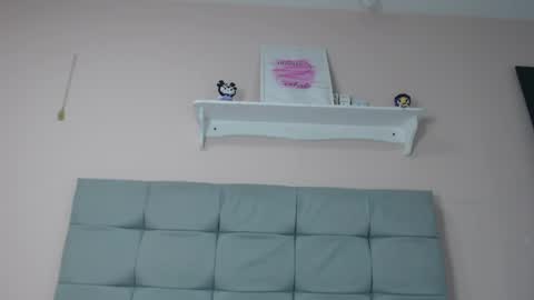 disyamil_pineda online show from April 9, 6:19 am