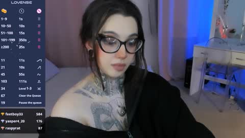 dixipixi_ online show from April 25, 1:41 pm