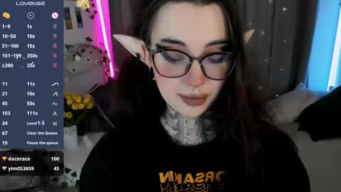 dixipixi_ online show from October 25, 6:10 am