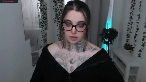 dixipixi_ online show from April 17, 7:10 am