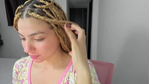 Snapshot of doll_oriana chatting on February 5, 9:40 pm doll_oriana online show from February 5, 9:40 pm