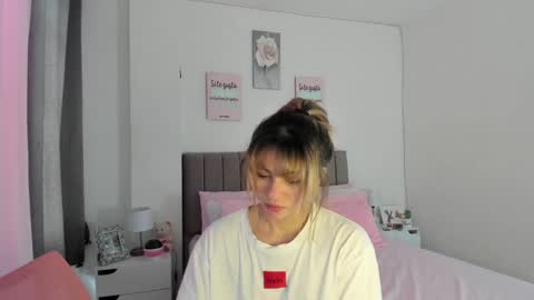 Snapshot of doll_oriana chatting on December 6, 3:44 pm doll_oriana online show from December 6, 3:44 pm